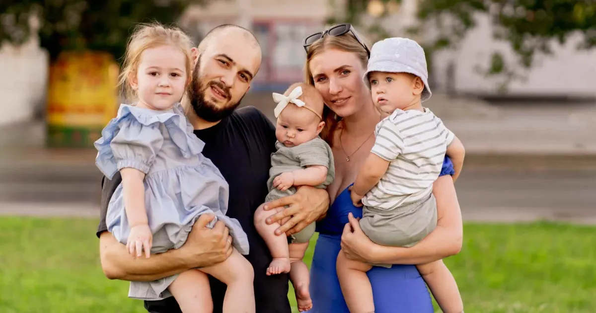 Chelsea Acton FamousParenting Philosophy: A Guide to Raising Happy, Confident Kids